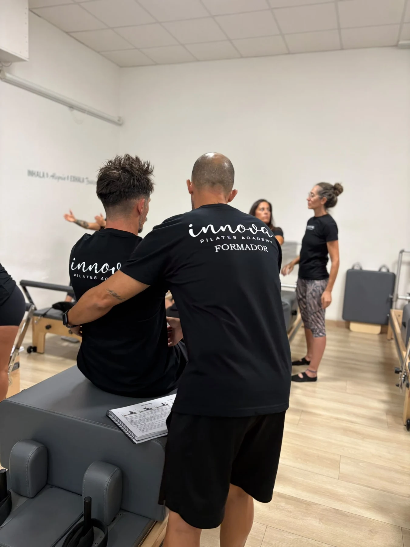 Iván acompaña a un alumno durante una práctica de Pilates